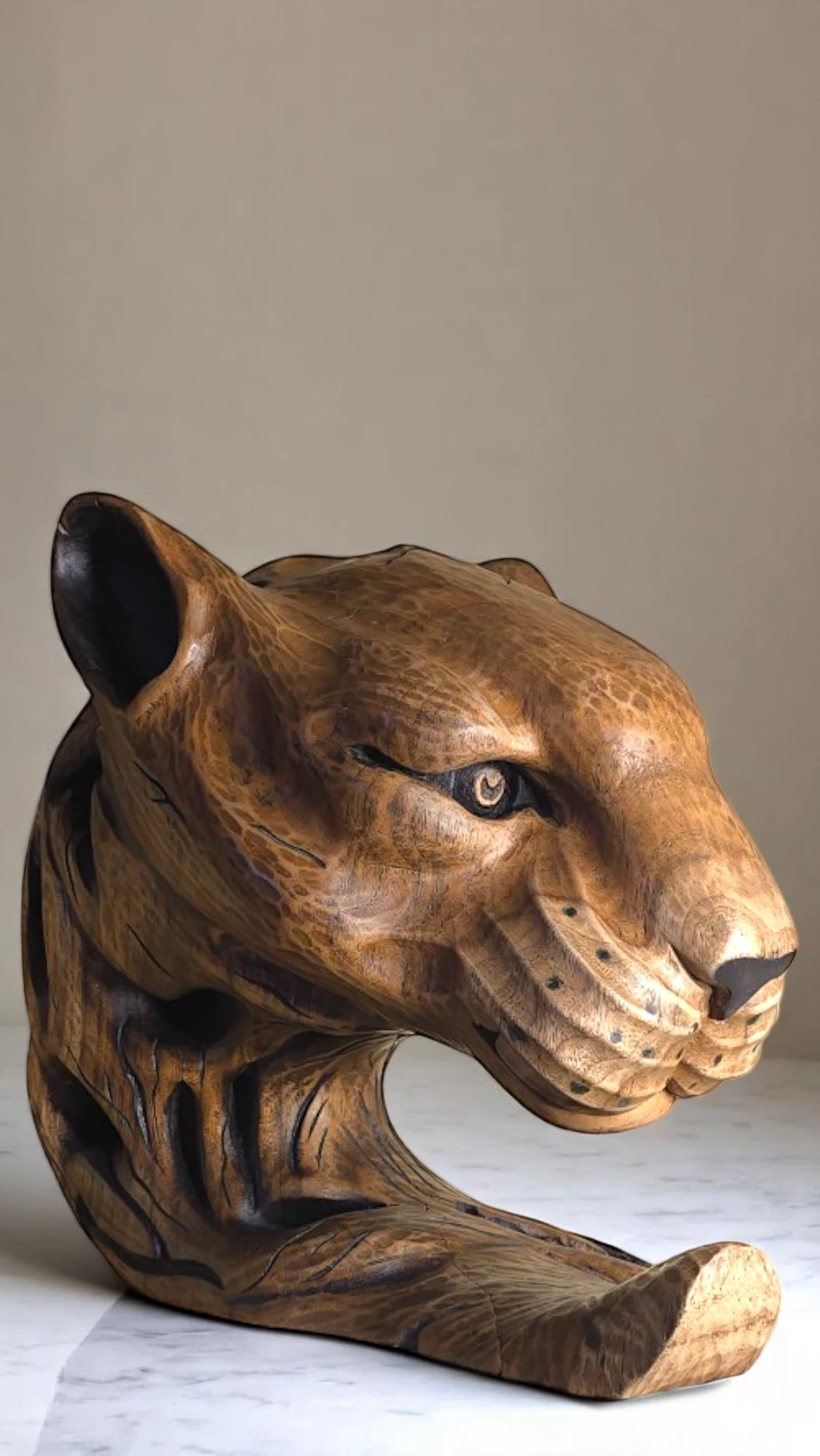 Hand-carved wooden leopard sculpture – handcrafted animal decor made from natural wood, perfect for rustic or wildlife-themed home interiors